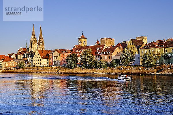 Donau-Ufer an der Weinlände mit Dom und Rathausturm  Regensburg  Oberpfalz  Bayern  Deutschland  Europa