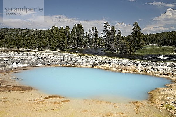 Opalescent Pool  Yellowstone-Nationalpark  Wyoming  USA  Nordamerika