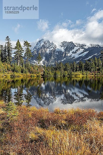 Mount Shuksan mit Spiegelung im Picture Lake  Wald vor Gletscher mit Schnee  Eis und Felsen  Mount Baker-Snoqualmie National Forest  Washington  USA  Nordamerika