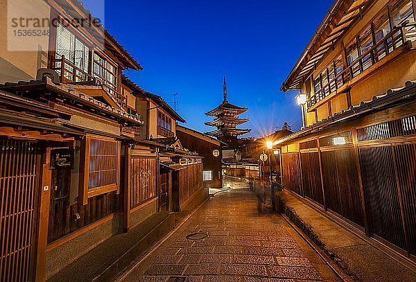 Gasse  Yasaka dori historische Gasse in der Altstadt mit traditionellen japanischen Häusern  hinten fünfstöckige Yasaka-Pagode des buddhistischen H?kanji-Tempels  Abendstimmung  Kyoto  Japan  Asien