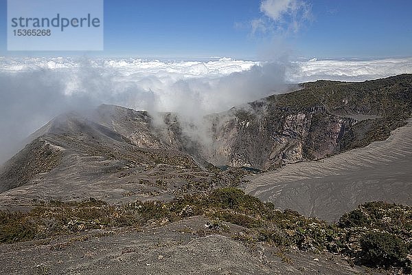 Hauptkrater des Vulkans Irazu mit aufsteigenden Wolken  Irazu Volcano National Park  Parque Nacional Volcan Irazu  Cartago Province  Costa Rica  Zentralamerika