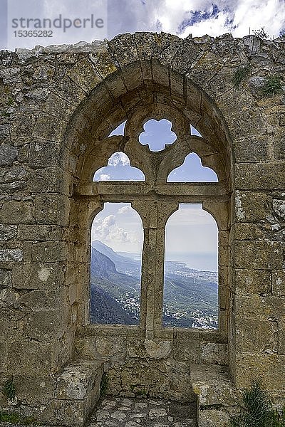 Gotisches Fenster  Burgruine St. Hilarion  Girne  Bezirk Kyrenia  Türkische Republik Nordzypern  Zypern  Europa