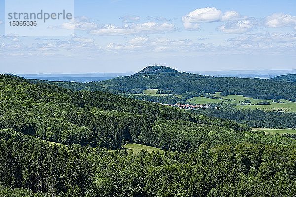 Blick vom Schafstein  im Hintergrund die Milseburg  Biosphärenreservat Rhön  Hessen  Deutschland  Europa