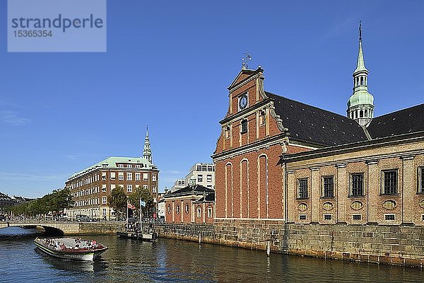 Ausflugsboot auf dem Borsgraven-Kanal bei der Holmens Kirke  Kirche  Kopenhagen  Dänemark  Europa