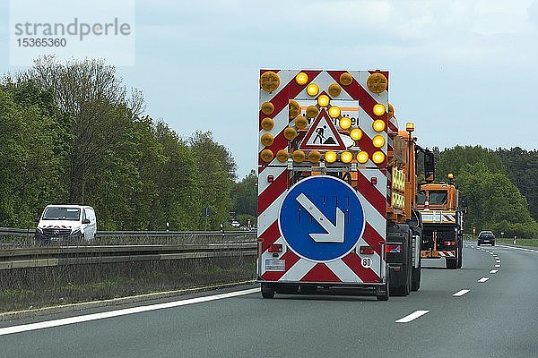 Warnungen mit einem Fahrzeug der Autobahnmeisterei auf der Landstraße  Deutschland  Europa