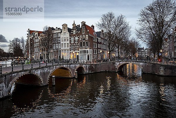 Brücke über die Gracht in der Abenddämmerung  Keizersgracht und Leidsegracht  Amsterdam  Nordholland  Niederlande