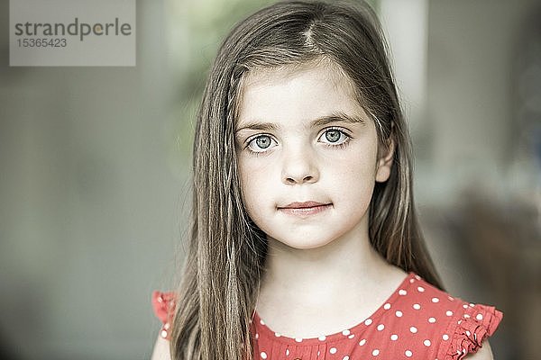 6-jähriges Mädchen schaut in die Kamera  Portrait  Deutschland  Europa