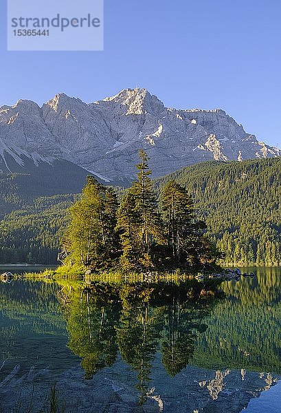 Eibsee mit Schönbühlinsel und Zugspitze  bei Grainau  Werdenfelser Land  Oberbayern  Bayern  Deutschland  Europa