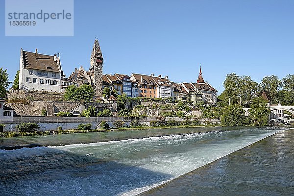 Fluss Reuss  Häuserfront mit Muri-Amthof am Ufer  Altstadt  Bremgarten  Kanton Aargau  Schweiz  Europa
