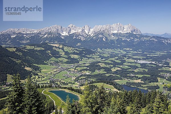 Blick vom Hahnenkammgipfel auf Stausee und Schwarzsee  bei Kitzbühel  hinter Wilder Kaiser  Kaisergebirge  Alpen  Tirol  Österreich  Europa