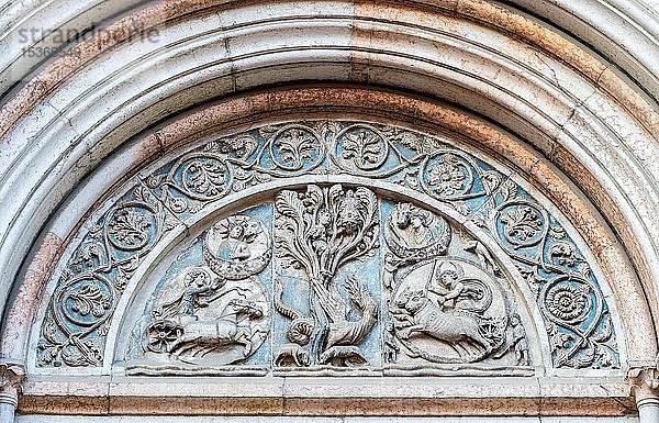 Romanisches Steinrelief über dem Portal  Lünette mit der Legende von Barlaam und Josaphat  Baptisterium  Parma  Emilia-Romagna  Italien  Europa