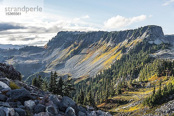 Berglandschaft im Herbst  Tabletop Mountain  Mount Baker-Snoqualmie National Forest  Washington  USA  Nordamerika