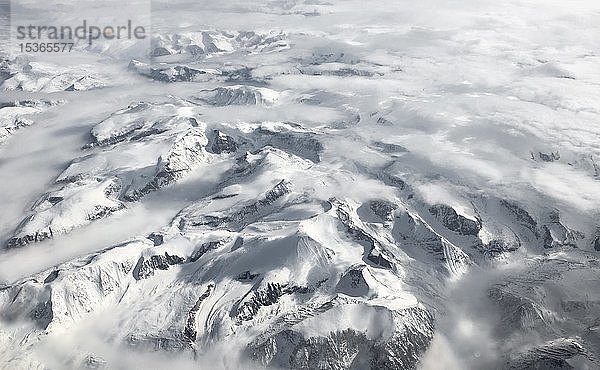 Blick aus dem Flugzeug auf schneebedeckte Berglandschaft  Vogelperspektive  Grönland  Nordamerika