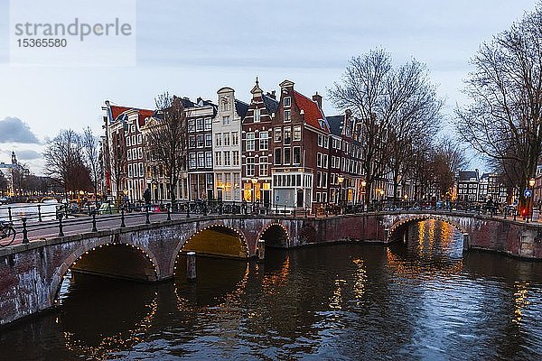 Kanal in der Abenddämmerung  Keizersgracht und Leidsegracht Grachten und Brücken  Amsterdam  Nordholland  Niederlande