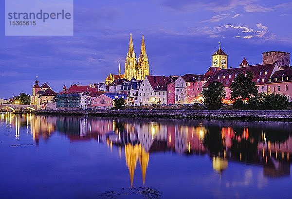 Donau und Altstadt mit Dom in der Abenddämmerung  Regensburg  Wasserspiegelung  Oberpfalz  Bayern  Deutschland  Europa