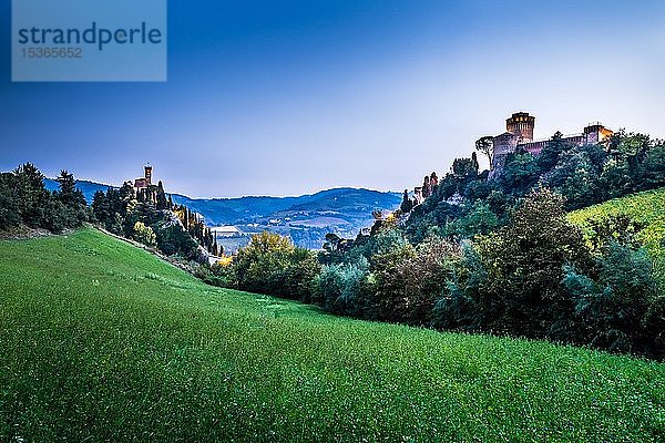 Uhrenturm Torre dell'Orologio und Festung Rocca Manfrediana in der Abenddämmerung  Brisighella  Emilia-Romagna  Italien  Europa