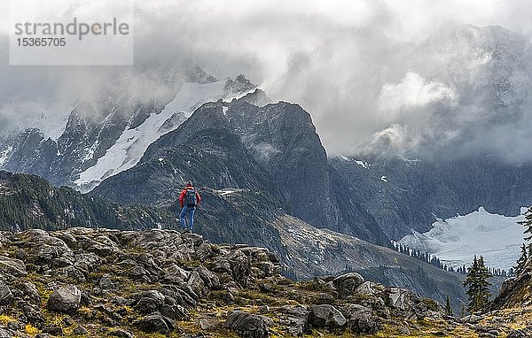 Wanderin mit Blick auf Mt. Shuksan mit Schnee und Gletscher  bewölkter Himmel  Mt. Baker-Snoqualmie National Forest  Washington  USA  Nordamerika