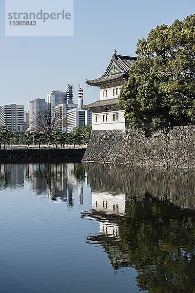 Wachturm hinter dem Schlossgraben  Östliche Gärten des Kaiserpalastes  Königspalast  Chiyoda  Tokio  Japan  Asien