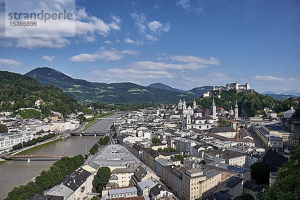 Blick vom Mönchsberg auf die Altstadt mit dem Fluss Salzach und der Burg Hohensalzburg  Salzburg  Land Salzburg  Österreich  Europa