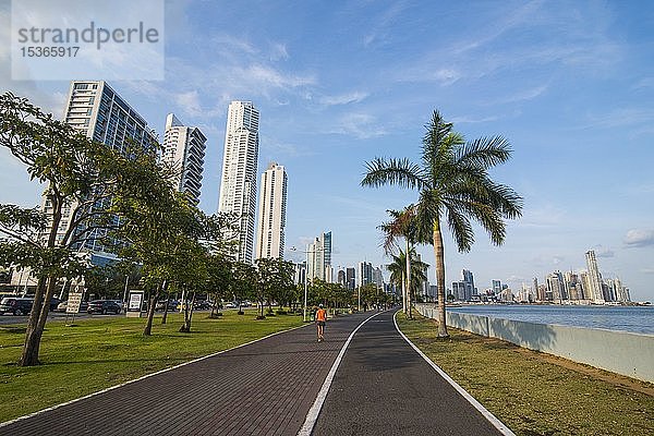 Spaziergang vor der Skyline von Panama-Stadt  Panama  Mittelamerika