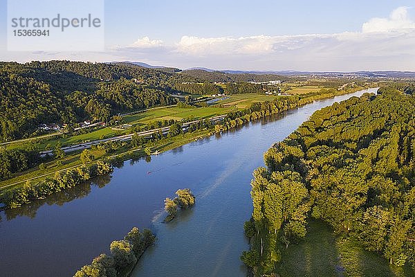 Mündung der Isar  links  in die Donau  Isarmündung bei Hochwasser  bei Deggendorf  Drohnenaufnahme  Niederbayern  Bayern  Deutschland  Europa