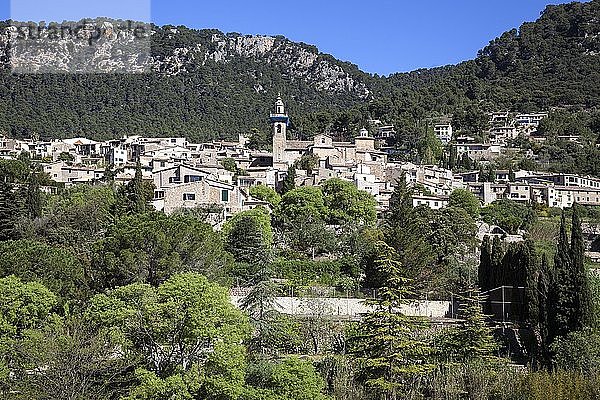 Stadtansicht  historisches Bergdorf mit Kirche Sant Bartomeu  hinter Sierra de Tramuntana  Valldemossa  Mallorca  Balearen  Spanien  Europa