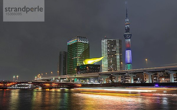 Nachtaufnahme  Asahi Bierhalle  Asahi Flamme und Tokyo Skytree  Wolkenkratzer am Fluss Sumida  Azumabashi  Tokyo  Japan  Asien