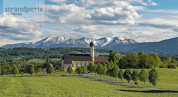 Wallfahrtskirche St. Marinus und Anian in Wilparting  hinteres Mangfallgebirge  Gemeinde Irschenberg  Oberland  Oberbayern  Bayern  Deutschland  Europa