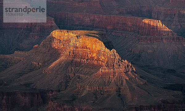 Rote Felsen  Canyonlandschaft  erodierte Felslandschaft  Grand Canyon bei Sonnenuntergang  South Rim  Grand Canyon National Park  Arizona  USA  Nordamerika