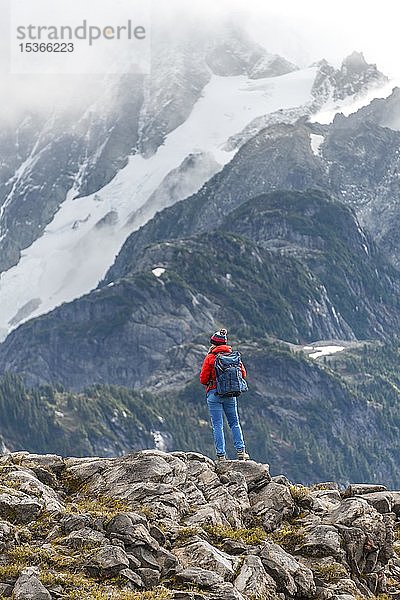 Wanderin vor dem Berg Shuksan mit Schnee und Gletscher  Mt. Baker-Snoqualmie National Forest  Washington  USA  Nordamerika