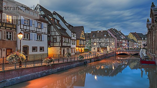 Abendstimmung  historische Fachwerkhäuser am Kanal  Klein Venedig  La Petite Venise  Colmar  Elsass  Frankreich  Europa