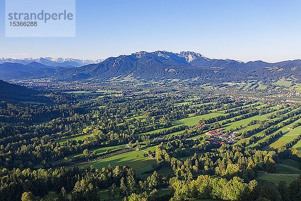 Blick von Sonntraten bei Gaißach  Isartal  links Lenggries und Karwendelgebirge  Mitte Brauneck und Benediktenwand  Isarwinkel  Luftbild  Oberbayern  Bayern  Deutschland  Europa