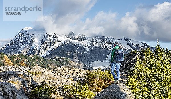 Wanderin schaut in die Ferne  Blick vom Tabletop Mountain zum Mt. Shuksan mit Schnee und Gletscher  Mt. Baker-Snoqualmie National Forest  Washington  USA  Nordamerika