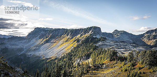 Berglandschaft im Herbst  Tabletop Mountain  Mount Baker-Snoqualmie National Forest  Washington  USA  Nordamerika