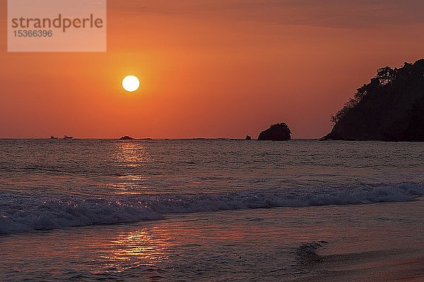 Rot glühender Sonnenuntergang über dem Meer  Abendsonne  Playa Espadilla  Manuel Antionio National Park  Provinz Puntarenas  Costa Rica  Mittelamerika