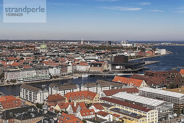 Blick über die Altstadt vom Turm der Erlöserkirche  Stadtteil Kristianshafen  Kopenhagen  Dänemark  Europa