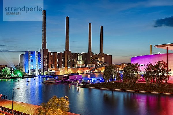 VW-Werk mit VW-Kraft-Wärme-Kopplungsanlage  farbig beleuchtet in der Dämmerung  Autostadt Wolfsburg  Wolfsburg  Niedersachsen  Deutschland  Europa