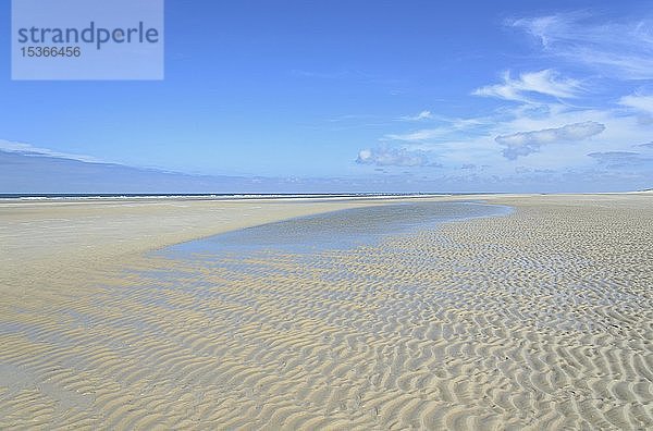 Breiter Sandstrand bei Ebbe mit Wellengang  Wangerooge  Ostfriesische Inseln  Nordsee  Niedersachsen  Deutschland  Europa