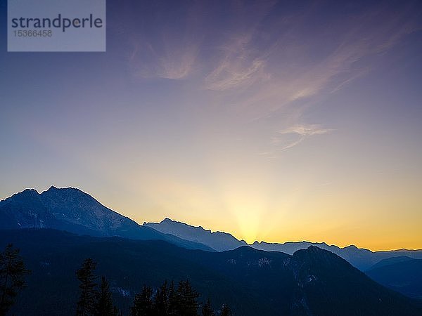 Bergsilhouetten spiegeln sich in einem künstlichen Bergsee bei Sonnenuntergang  Watzmann  Hochkalter  Berchtesgadener Alpen  Nationalpark Berchtesgaden  Schönau am Königssee  Berchtesgadener Land  Oberbayern  Bayern  Deutschland  Europa