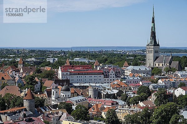 Stadtansicht mit St.-Olaf-Kirche oder Oleviste Kirik und Hafen an der Ostsee  gesehen vom Turm der Toomkirik-Kathedrale  Tallinn  Estland  Europa