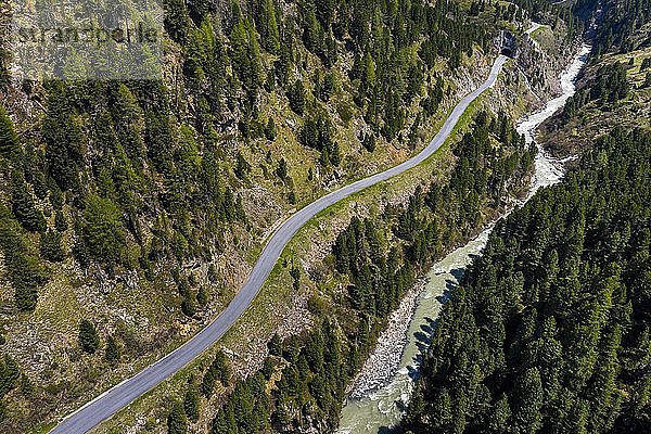 Drohnenaufnahme  Berglandschaft  Straße neben Wildbach  Venter Ache im Venter Tal  Alpen  Tirol  Österreich  Europa