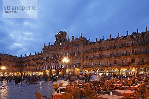 Plaza Mayor mit Rathaus in der Abenddämmerung  Salamanca  Castilla y Leon  Kastilien-León  Spanien  Europa