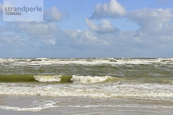 Wellen am Strand an der stürmischen Nordsee  Juist  Ostfriesische Insel  Ostfriesland  Niedersachsen  Deutschland  Europa