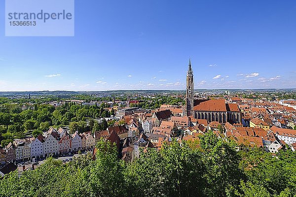 Martinskirche und Altstadt  Blick von der Burg Trausnitz  Landshut  Niederbayern  Bayern  Deutschland  Europa