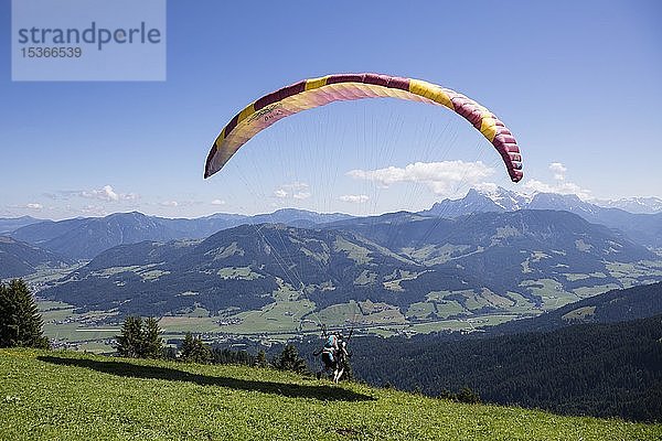 Gleitschirmflieger im Tandem beim Abheben  Harschbichl  Kitzbüheler Alpen  Tirol  Österreich  Europa