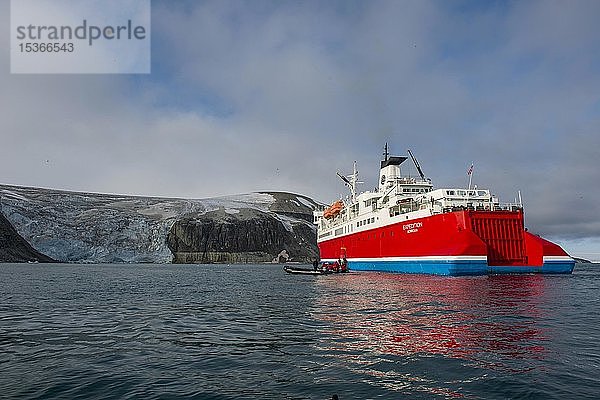 Expeditionsboot auf dem Alkefjellet  Svalbard  Norwegen  Europa