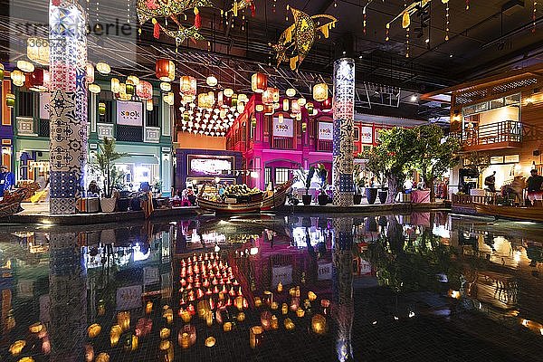 Iconsiam-Einkaufszentrum  Laternen spiegeln sich im Wasser  Bezirk Khlong San in Thonburi  Bangkok  Thailand  Asien
