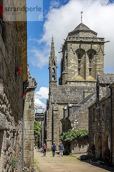 Die Kirche Saint Ronan in Locronan  Les Plus Beaux Villages de France  Departement Finistere  Bretagne  Frankreich  Europa