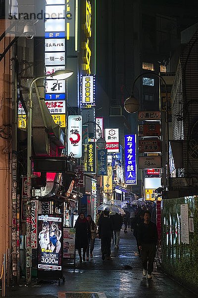 Fußgänger  Fahrbahn mit Leuchtreklame und Werbeschildern bei Nacht  Udagawacho  Shibuya  Tokio  Japan  Asien
