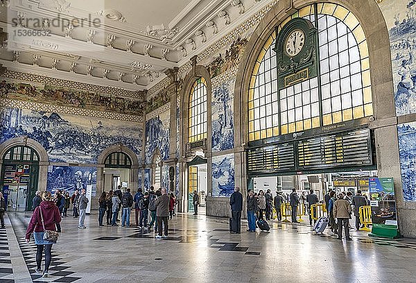 Bahnhof Sao Bento  Bahnhofshalle mit Azulejo-Fliesen  Porto  Bezirk Porto  Portugal  Europa